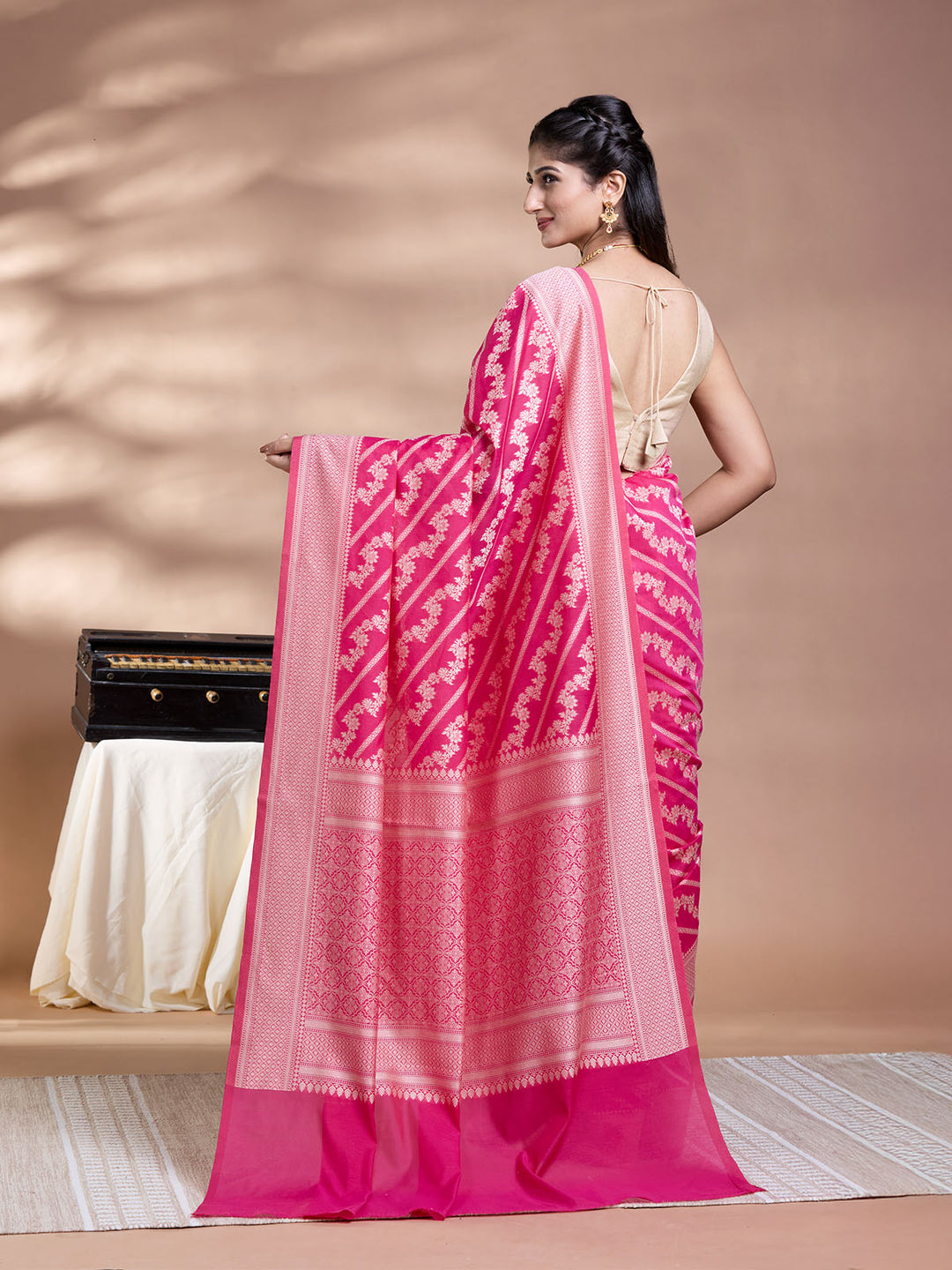 Pink Resham Weave Mulmul Cotton Saree_5