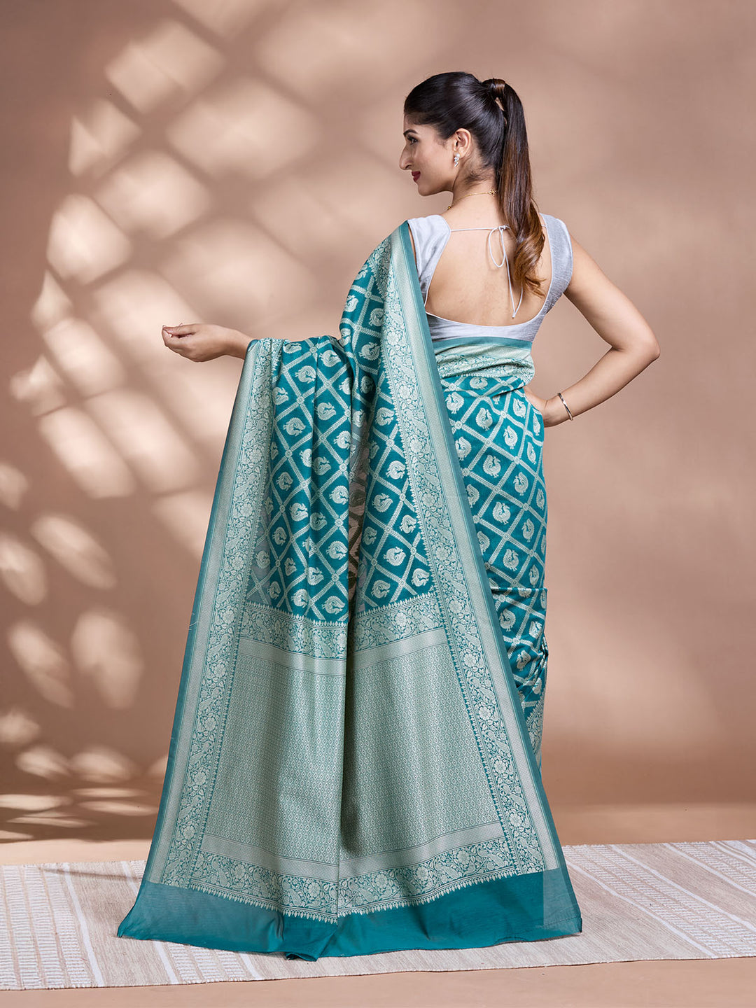 Green Resham Weave Mulmul Cotton Saree_5