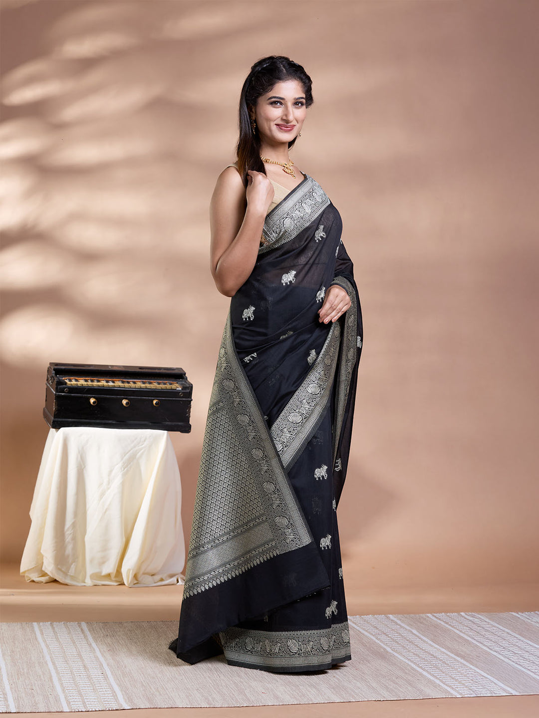 Black Resham Weave Mulmul Cotton Saree_3