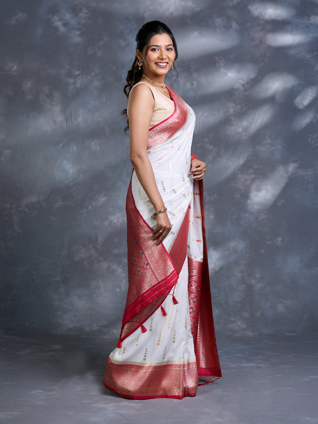 White Georgette Zari Woven Saree_2