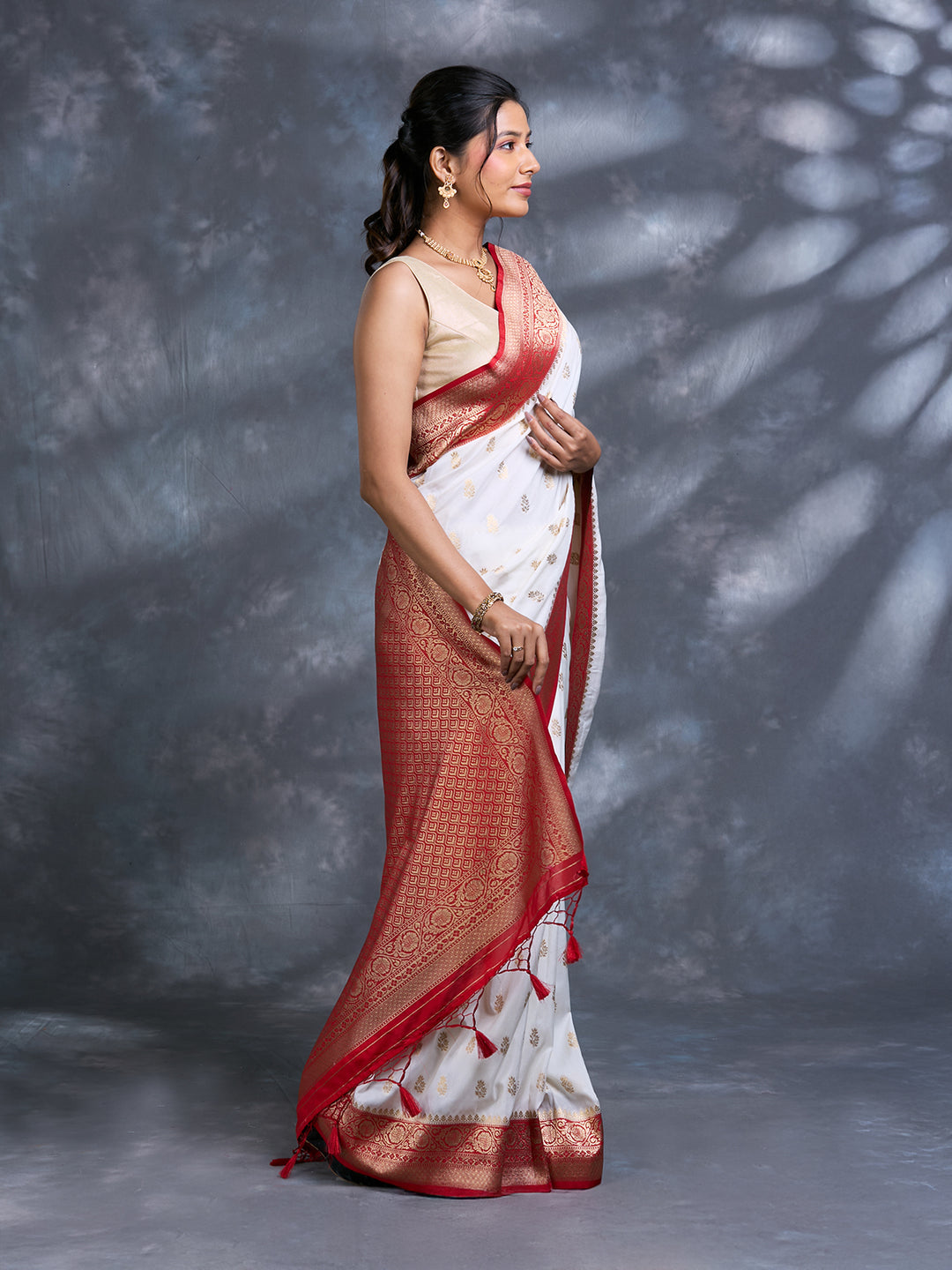 White Georgette Zari Woven Saree_2